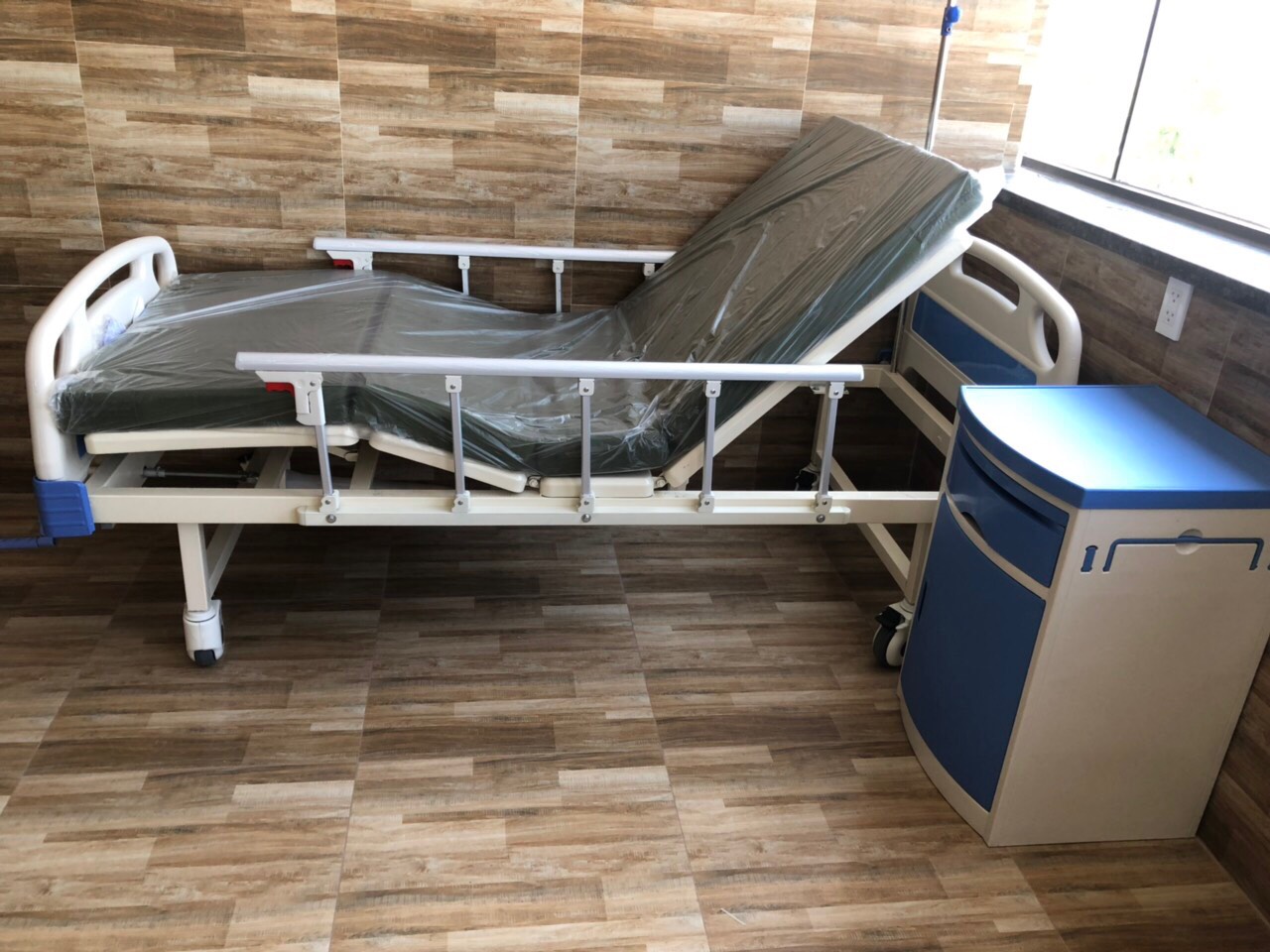 Giường bệnh nhân 2 tay quay TJM-G02
