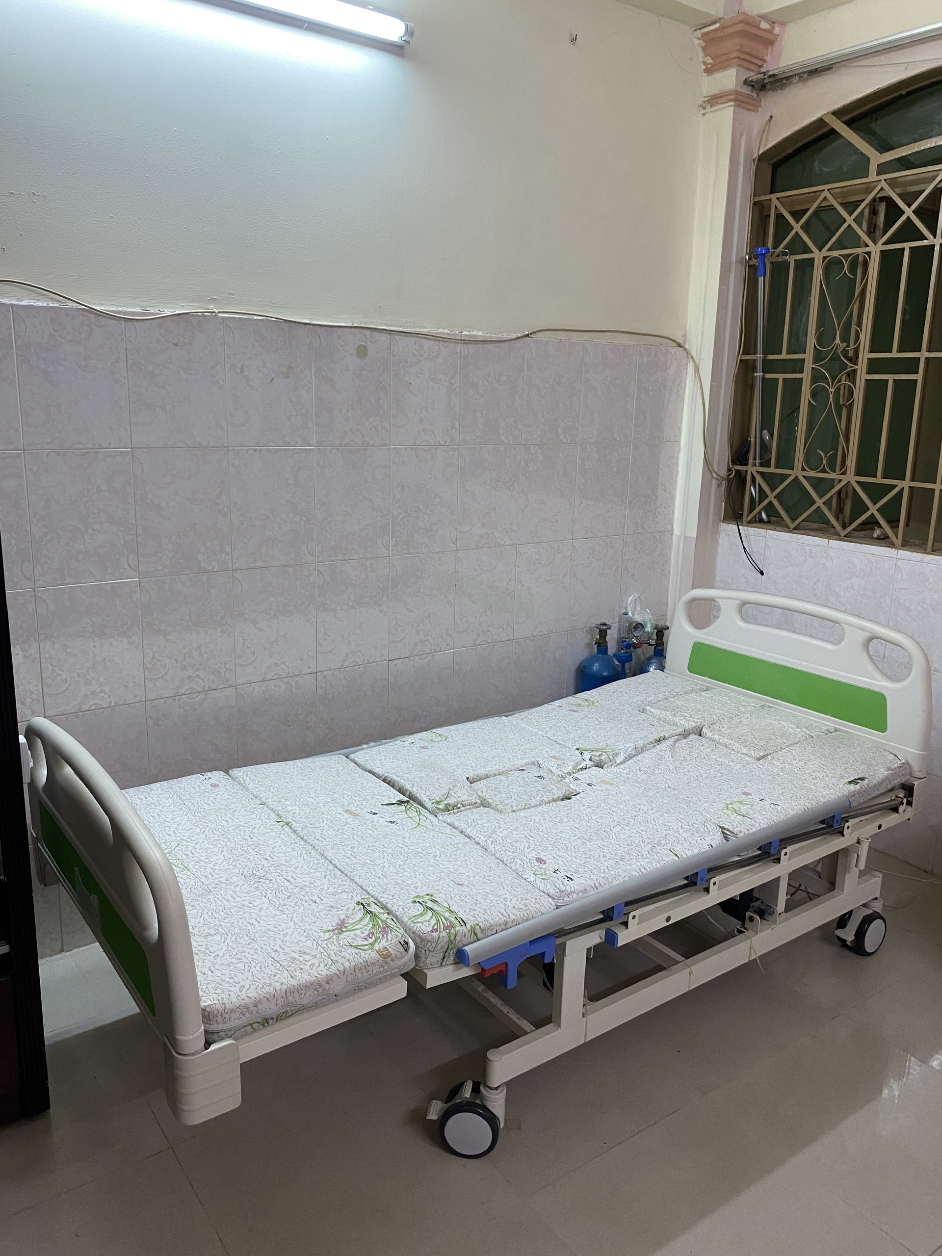 Cữa hàng bán giường bệnh nhân 4 tay quay ở Hà Nội