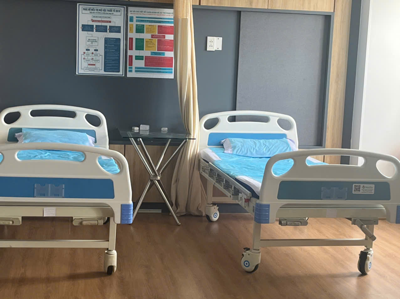 Giường bệnh 2 tay quay thanh lý Lucass C2 mới 80%