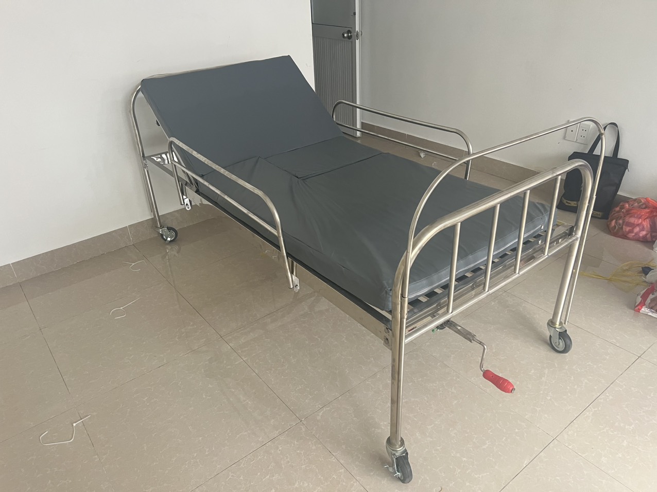 Giường 1 tay quay INOX mới 90%